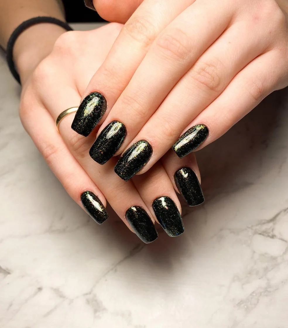 Luxo Absoluto: Unha Preta com Glitter Dourado - inspiração