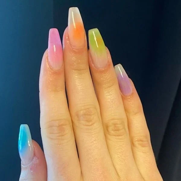 Unhas Degradê com Esmalte: Transição Suave de Cores - inspiração