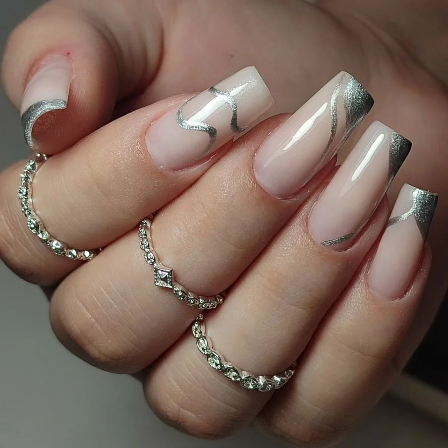 Unhas Decoradas com Glitter Degradê: Um Toque de Glamour - detalhe