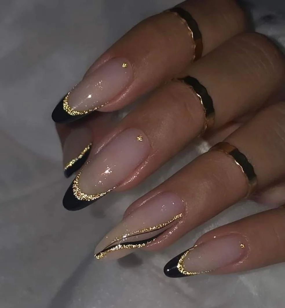 Luxo Absoluto: Unha Preta com Glitter Dourado - detalhe