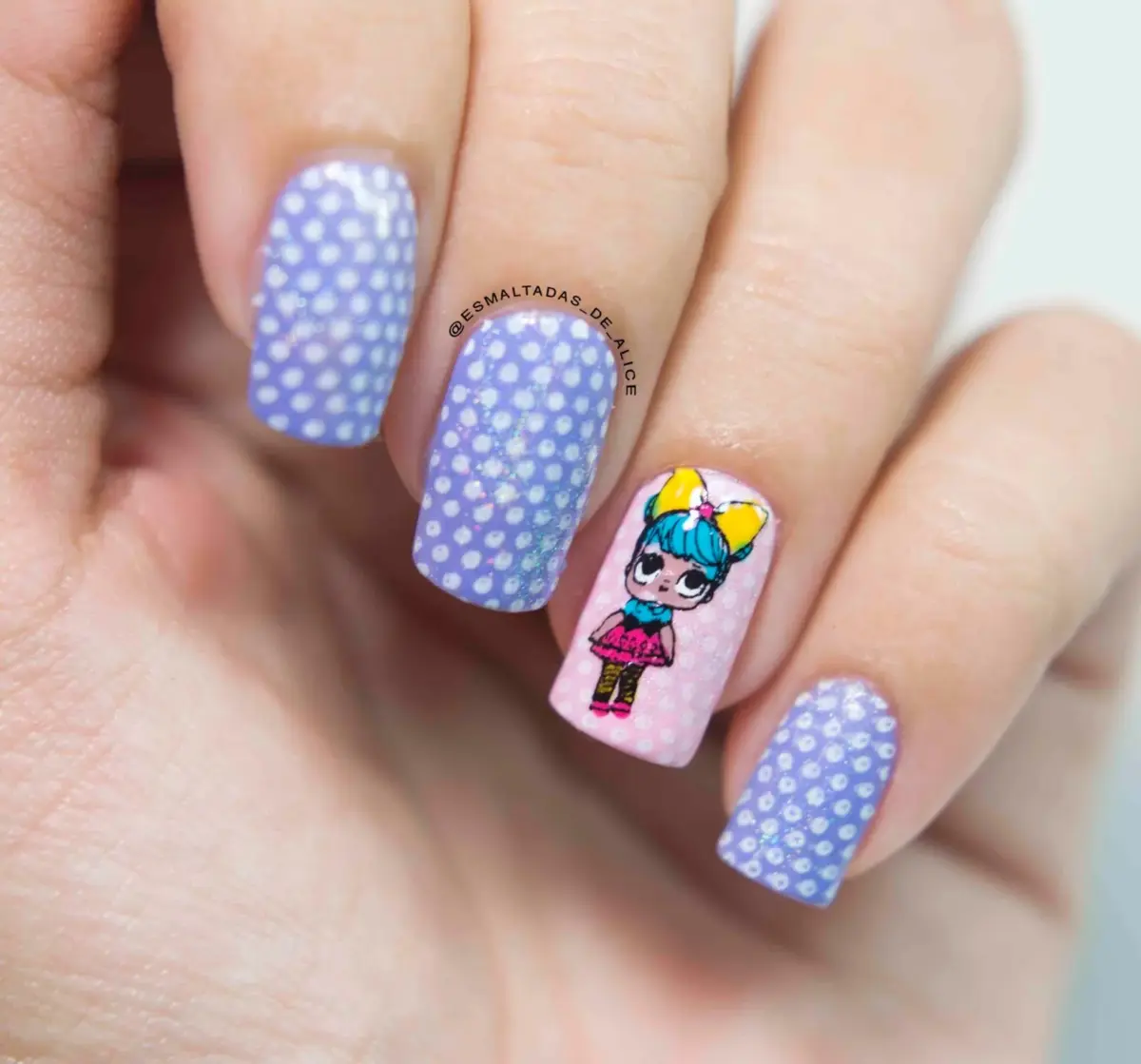 LOL Surprise: Uma Explosão de Cores e Alegria nas Suas Unhas - detalhe