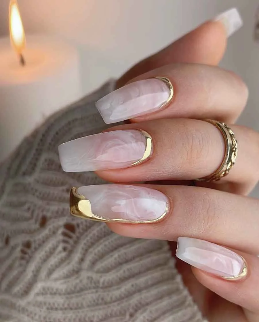 Unhas Marmorizadas com Toque de Realeza: Folhas de Ouro para um Glamour Extra - detalhe