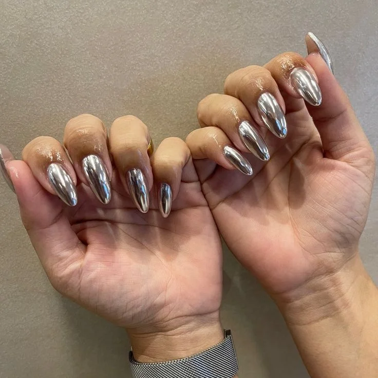 Cromado Espelhado: Reflexos Futuristas para Noites de Folia - detalhe