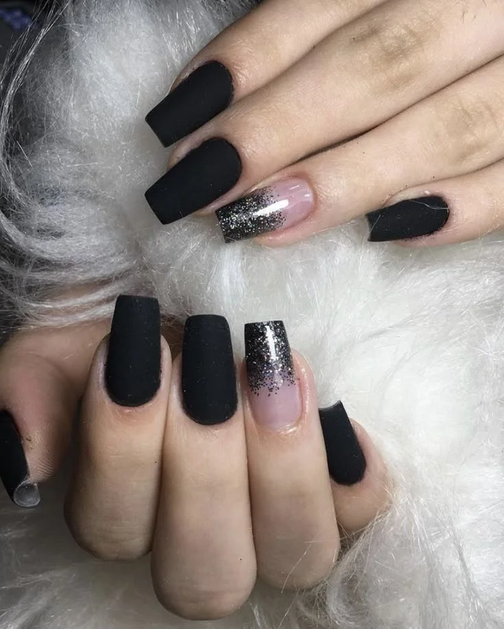 Unha de Gel Preta Degradê com Glitter Prata: Do Clássico ao Glamour! - ideia