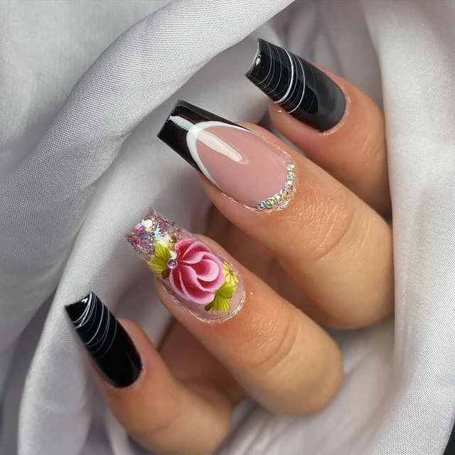 Unhas Decoradas com Adesivos Temáticos - ideia