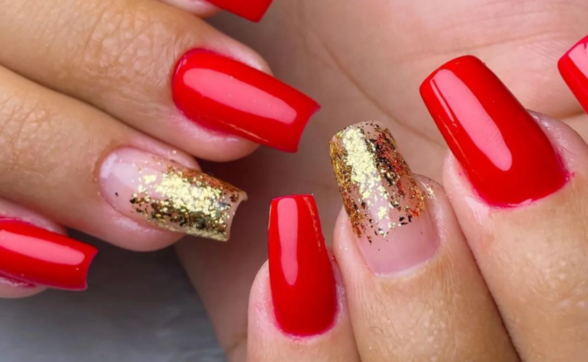 Brilho Sutil: Unhas Vermelhas com Detalhes em Glitter para Festas - ideia
