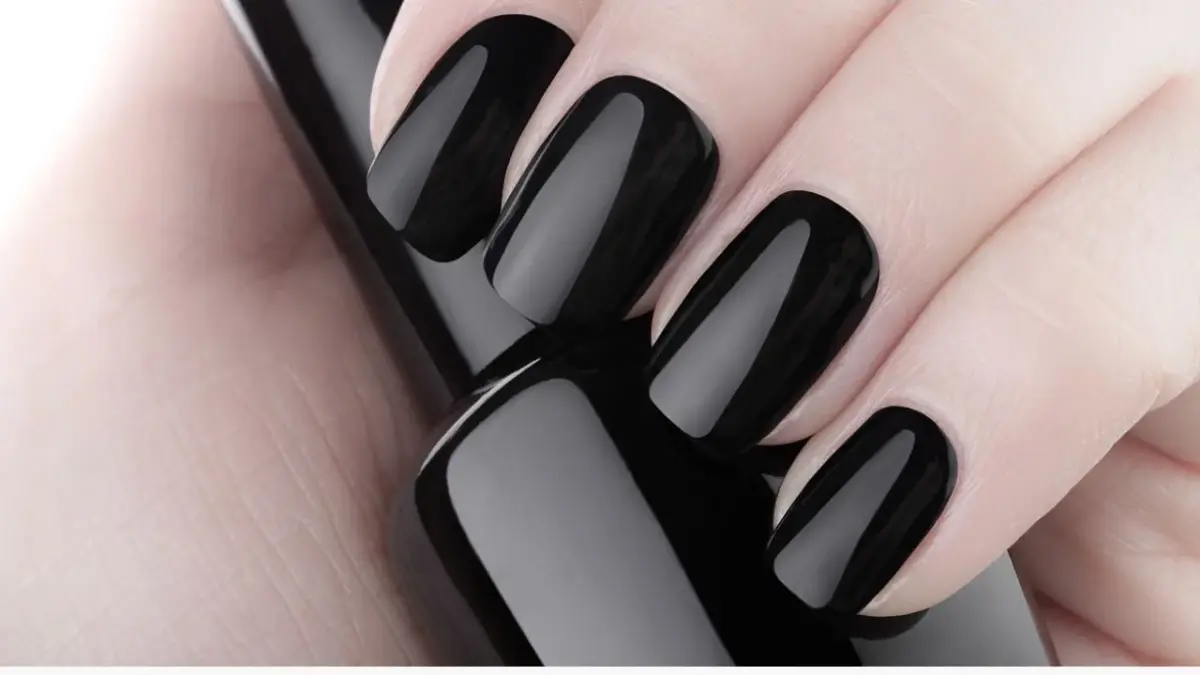 Preto Glamour: Sofisticação e Modernidade em Suas Unhas - detalhe