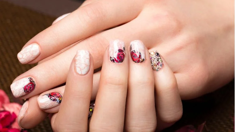 Unhas Esculpidas com Flores Secas: Delicadeza e Originalidade - detalhe