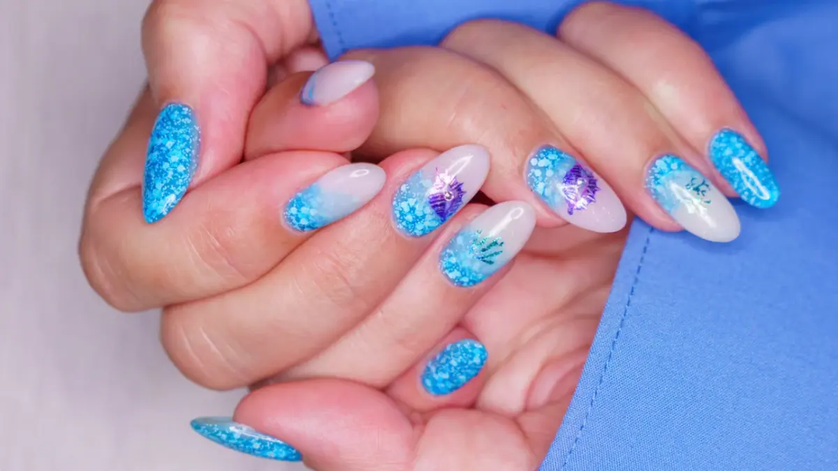 Degradê Azul Celeste ao Anil: Uma Viagem Cósmica nas Suas Unhas - detalhe