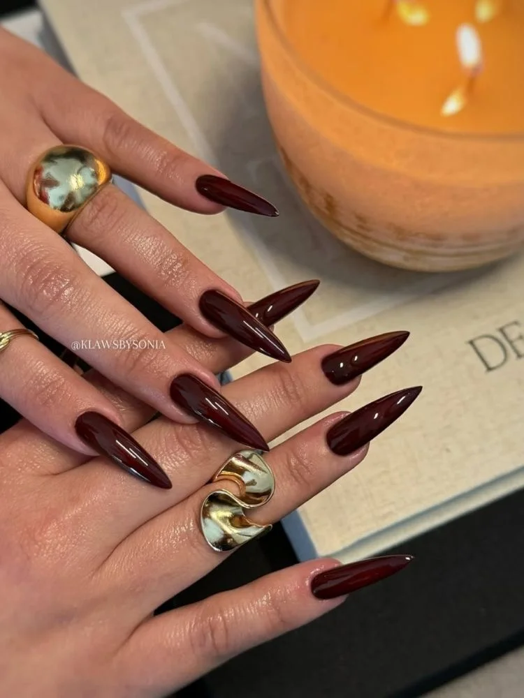 Marmorizado Outonal: Elegância em Marrom e Branco - detalhe