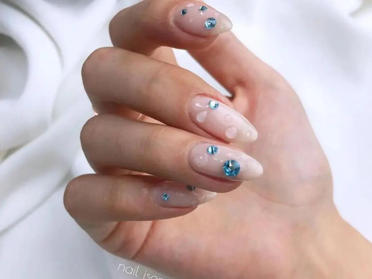 Unhas Decoradas com Aplicações de Cristais - ideia