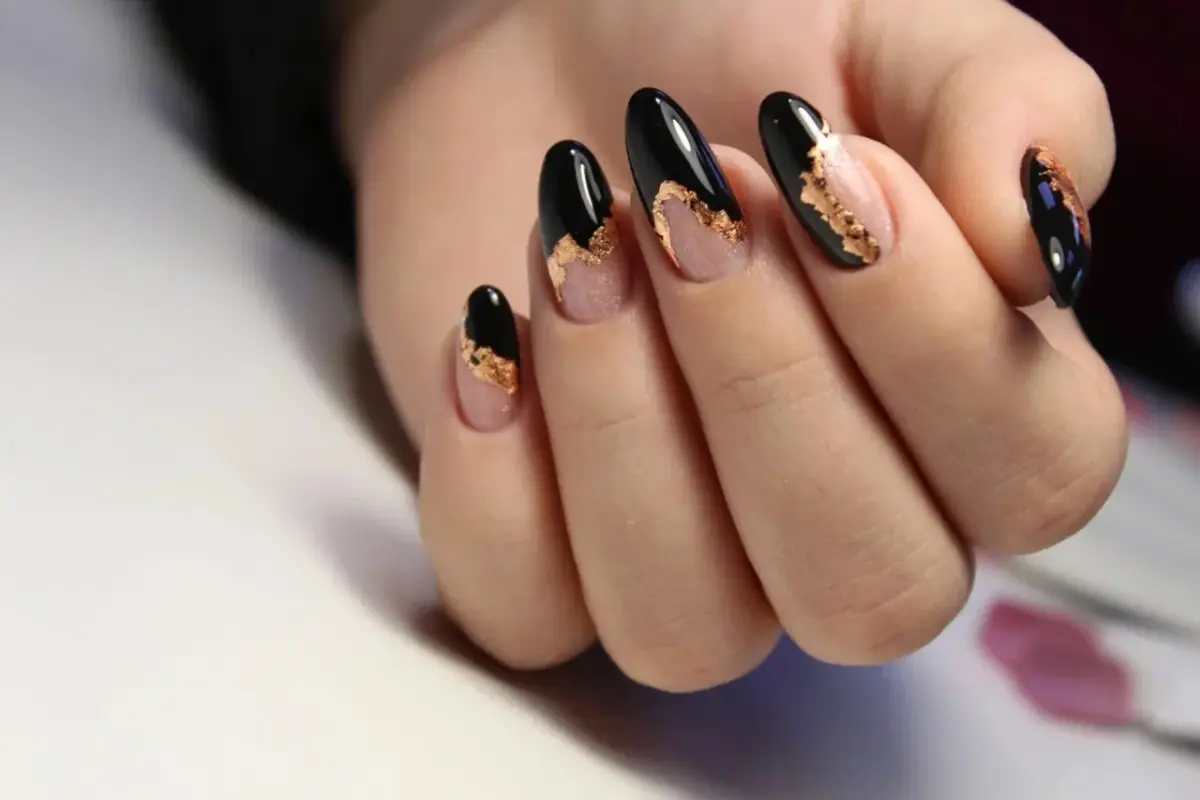 Elegância Noturna: Unhas de Gel Pretas com Detalhes Dourados - ideia