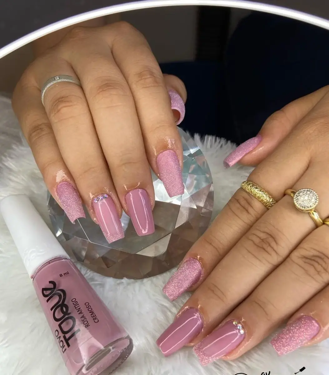 Filha Única com Glitter Holográfico em Unhas Rosadas: Destaque Sofisticado - ideia