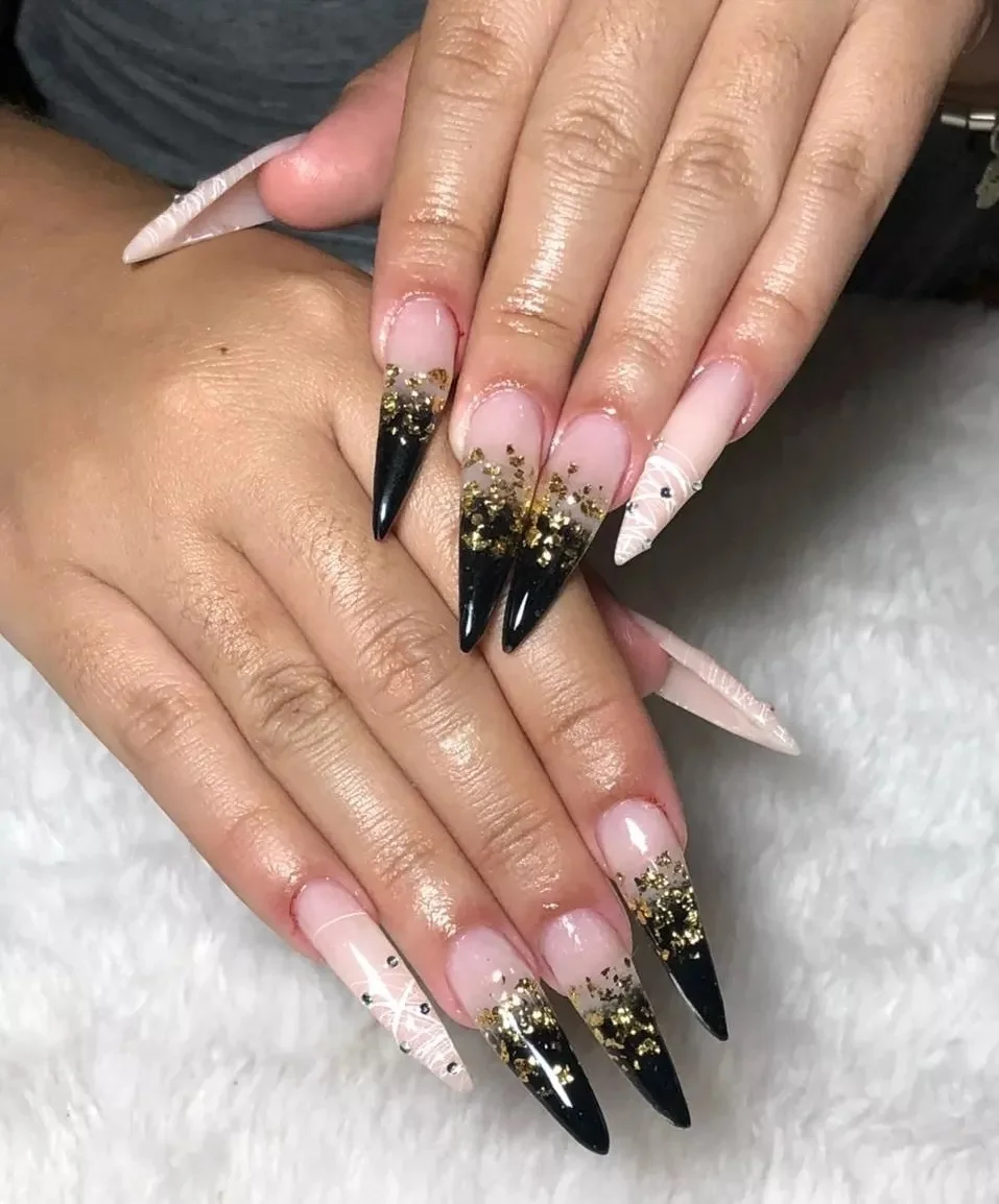 Unhas Stiletto com Efeito Mármore Preto e Dourado - ideia
