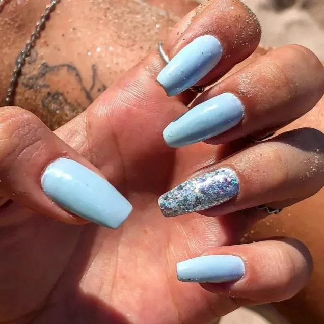 Unha Azul Bebê Degradê com Glitter Prata: Brilho Sutil para Ocasiões Especiais - inspiração