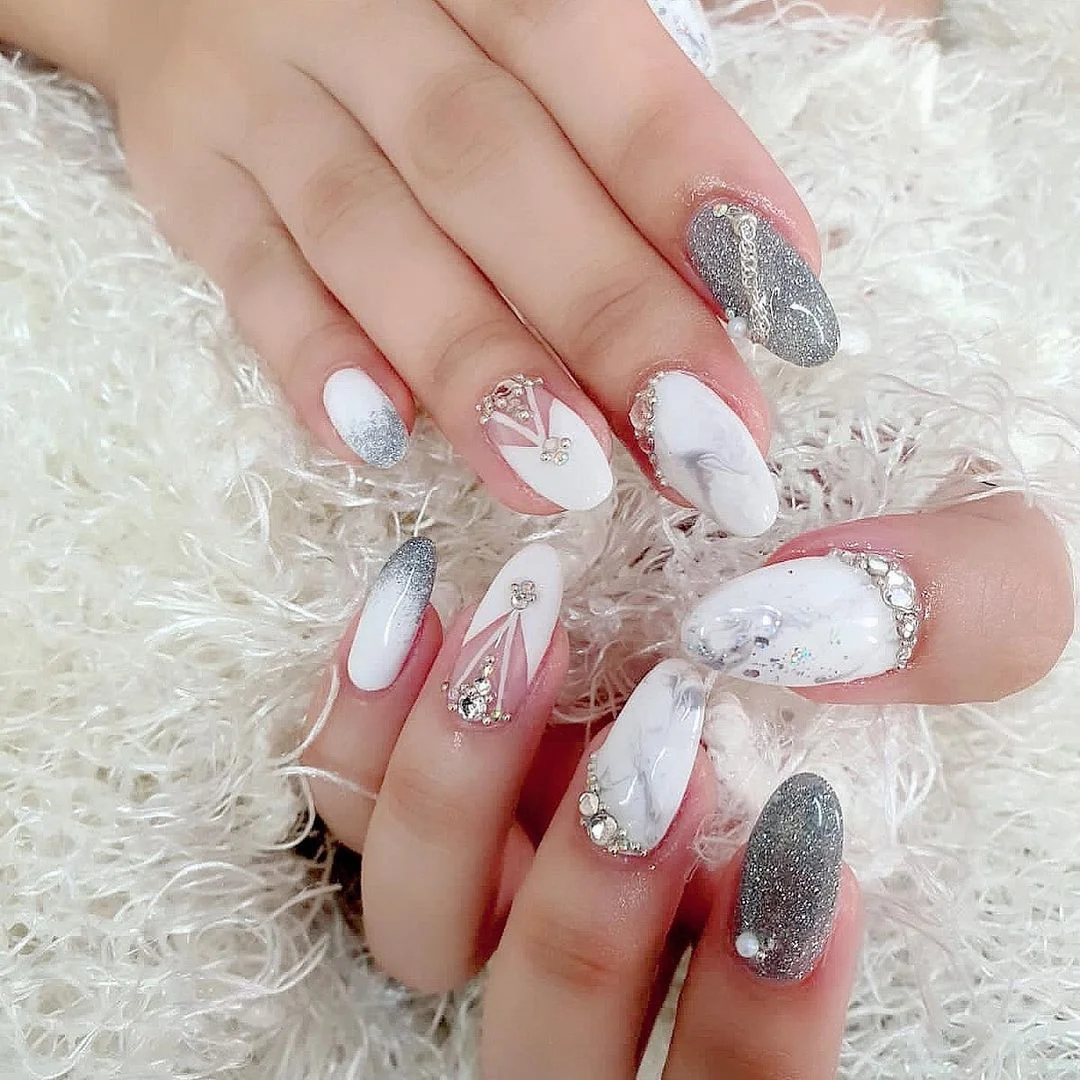 Unhas Encapsuladas com Chuva de Glitter Prata - detalhe