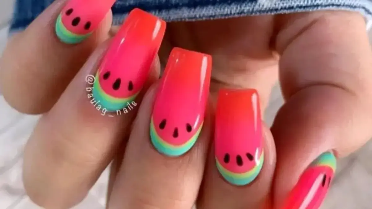 Cupcake Tropical: Unhas com Frutas e Cores Vibrantes - inspiração