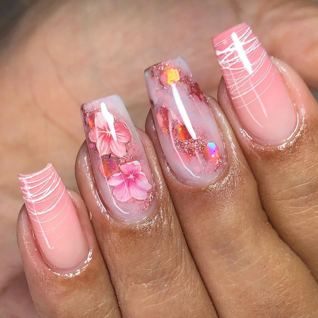 Unhas Rosas com Flores Secas Encapsuladas: Delicadeza Natural - inspiração