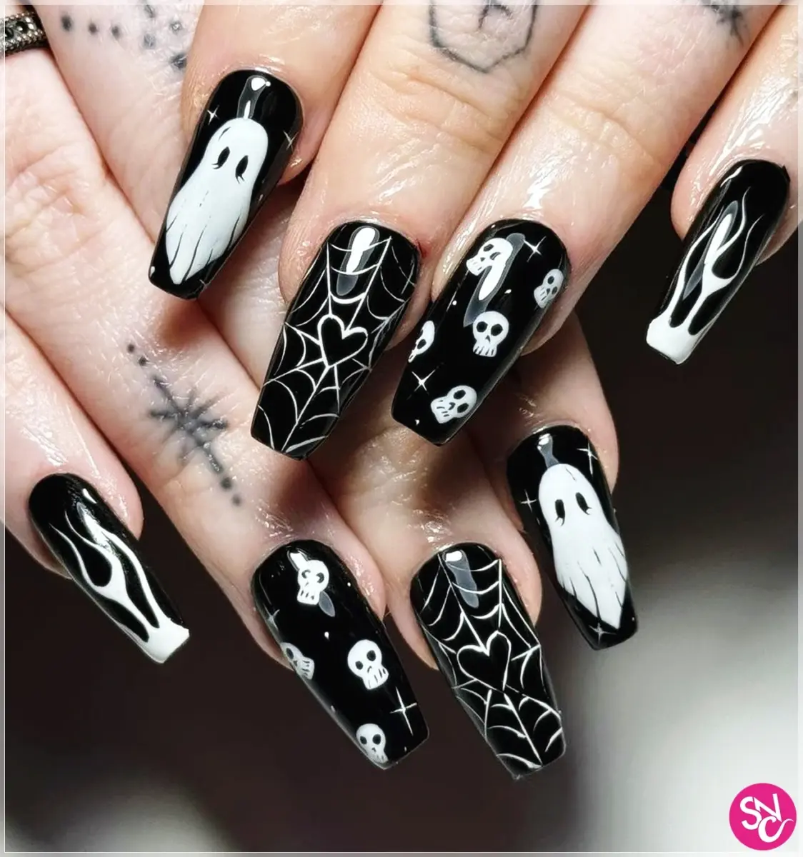 Caveiras Minimalistas em Preto Fosco: Elegância Dark - inspiração