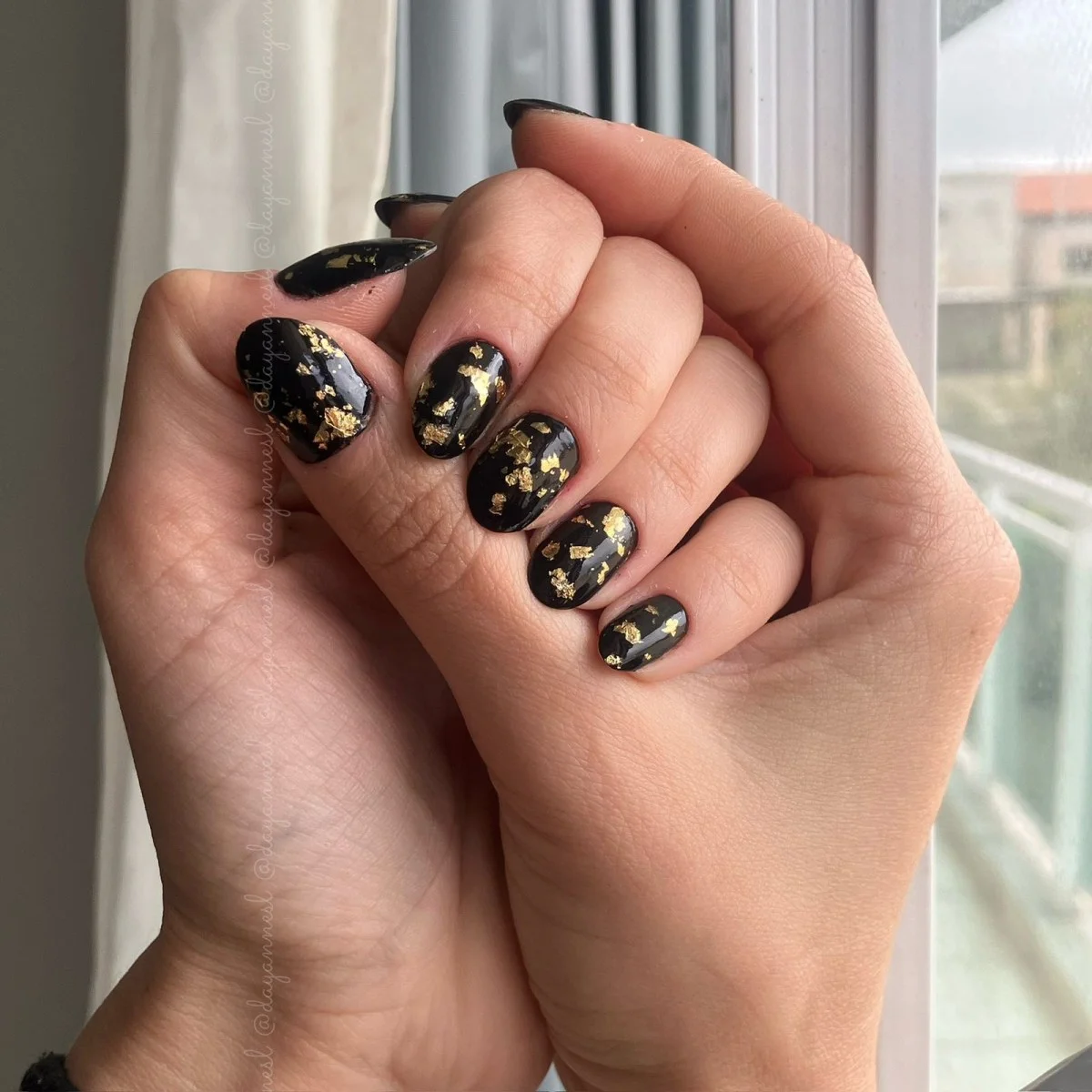 Unhas Pretas com Folhas de Ouro Delicadas: Um Toque de Realeza - inspiração