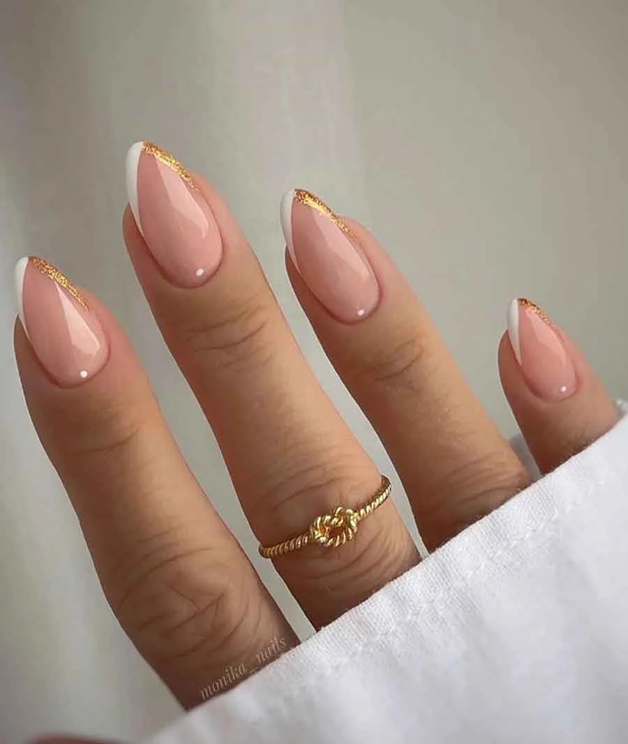Francesinha Diagonal com Esmalte Nude e Dourado - inspiração