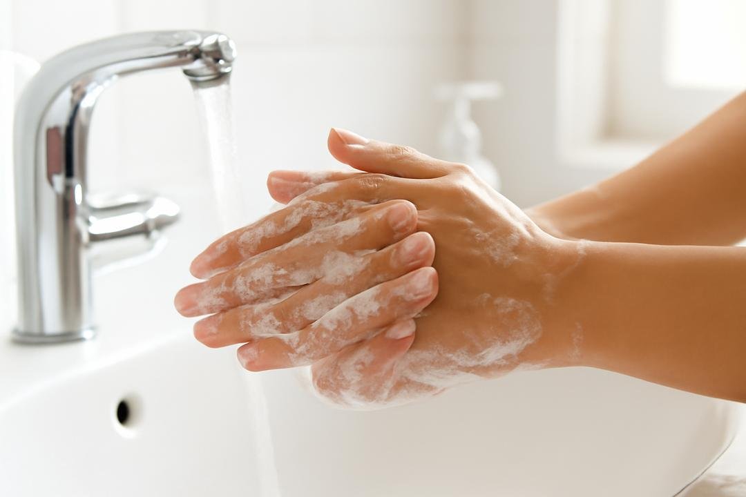 Como proteger as unhas durante atividades domésticas e externas
